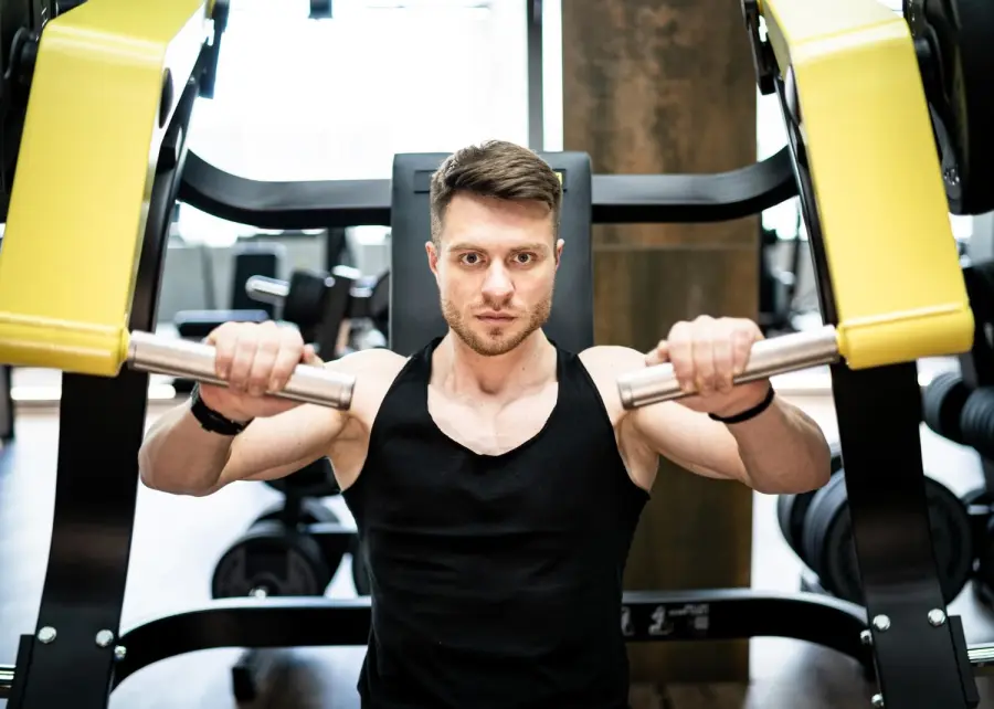 Migliora la postura con l'allenamento dei pettorali alti
