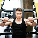 Migliora la postura con l'allenamento dei pettorali alti